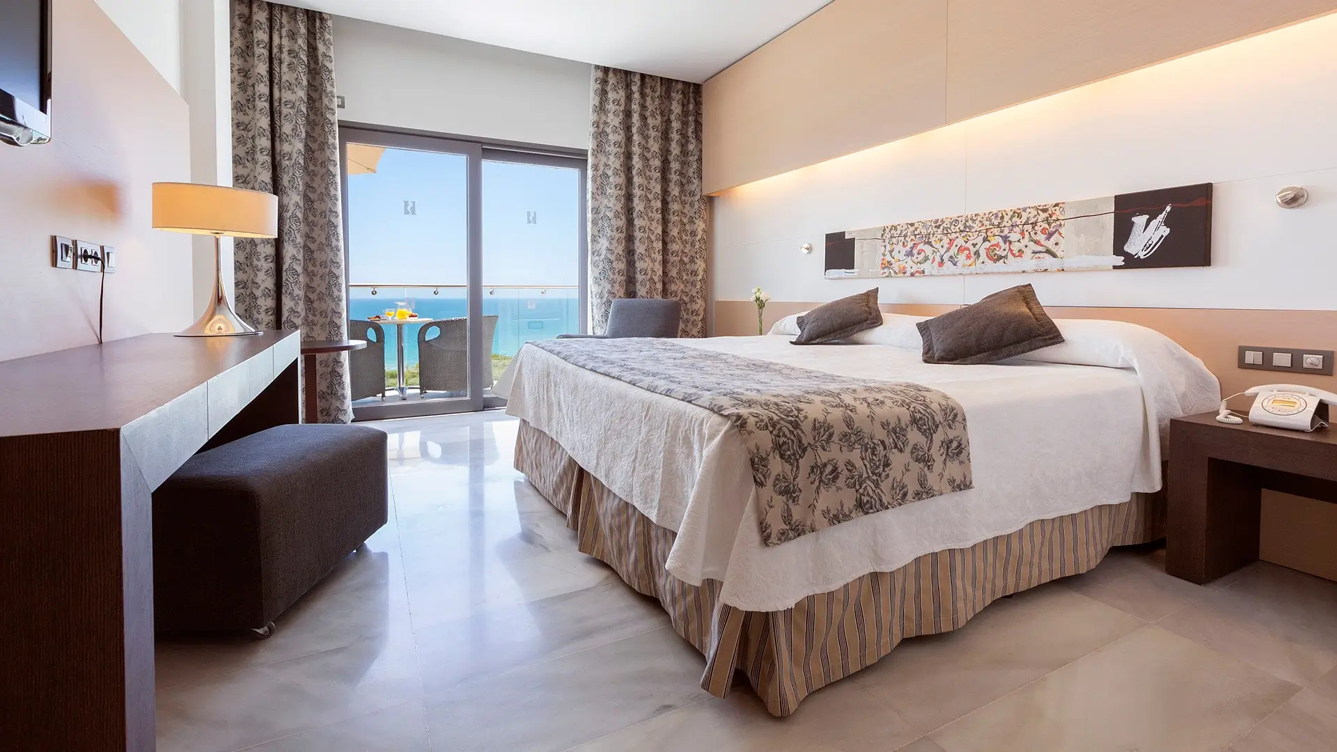 Doppelzimmer mit Meerblick im Hipotels Gran Conil in Andalusien