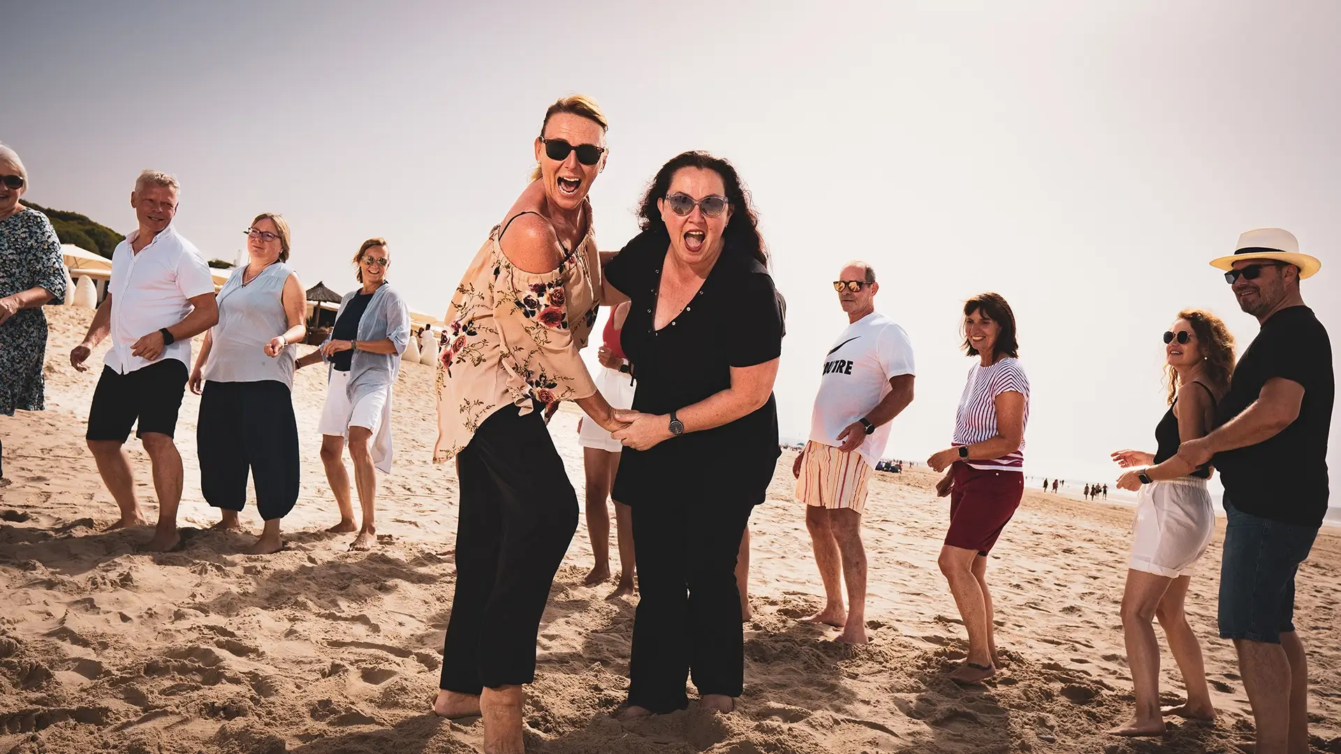 Tanzspaß in der Gruppe im Sand