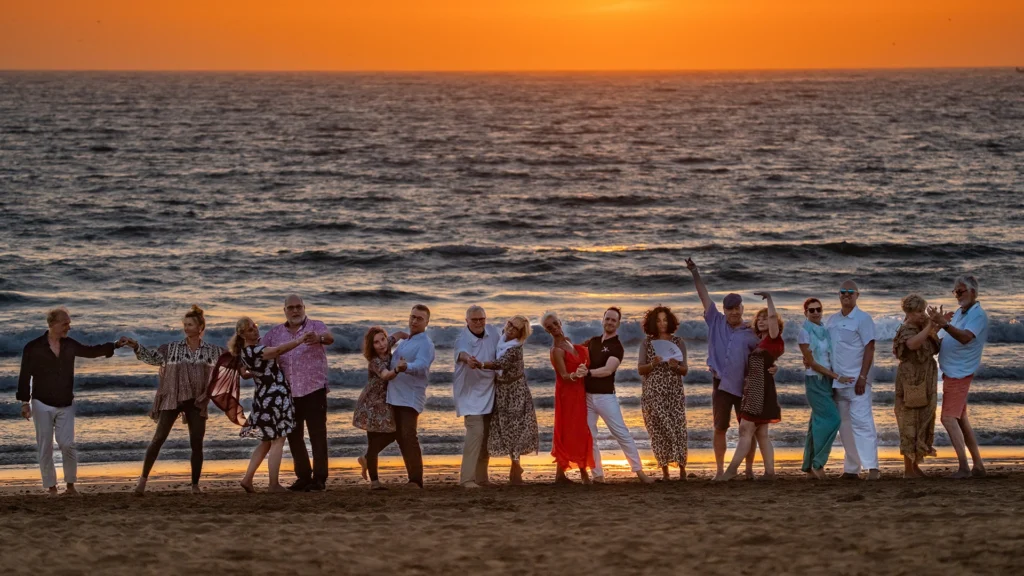 Gruppenfoto der Tanzschule Weber bei Sonnenuntergang