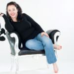 Melanie Stocker auf Stuhl